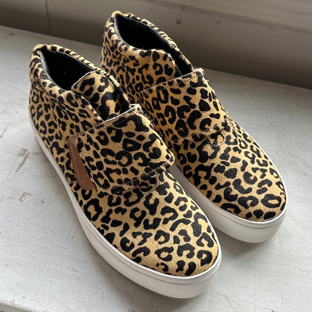 Like New Calvin Klein Leopard Print fashion sneaker, sz 6